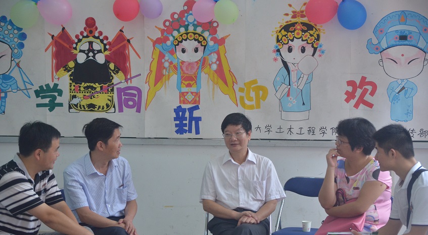 2丝瓜视频
党委书记张和秋同院党委副书记陈德铭、院团委书记许长宾及各级辅导员进行商议